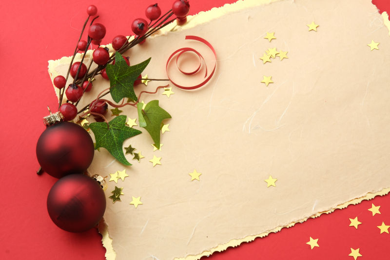 酒红色的圣诞球在信封上