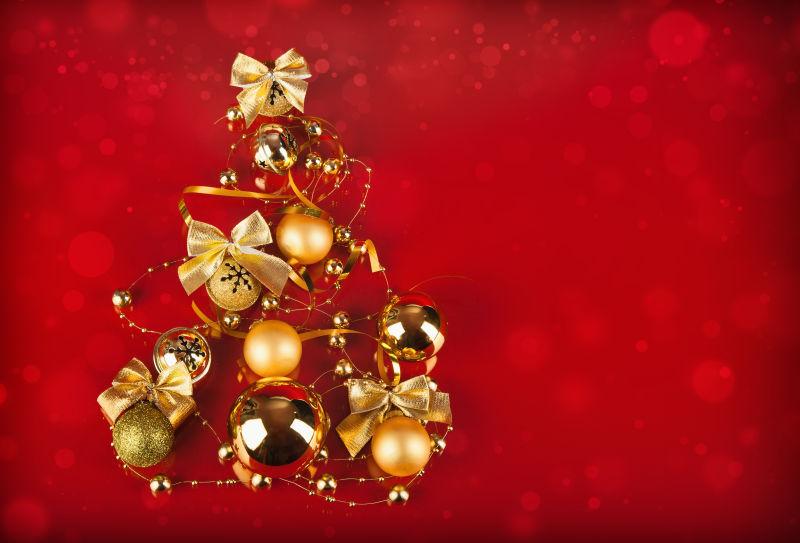 红色背景下用金属球制成的圣诞树