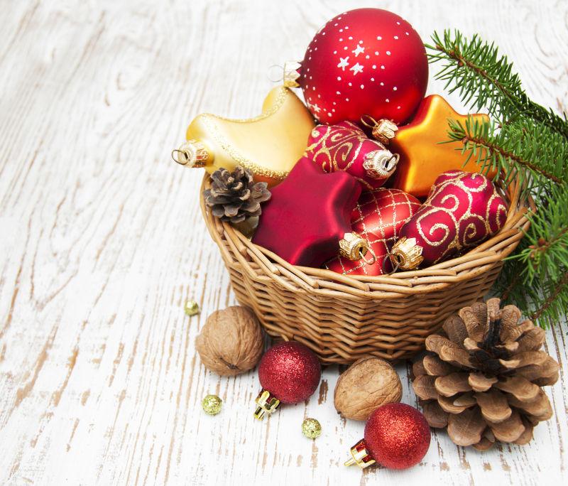篮子里的圣诞装饰品