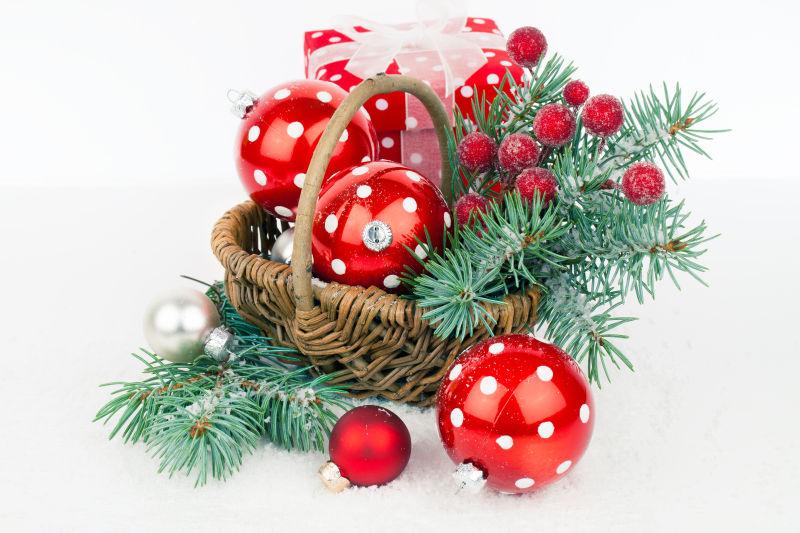 圣诞球和杉木树枝