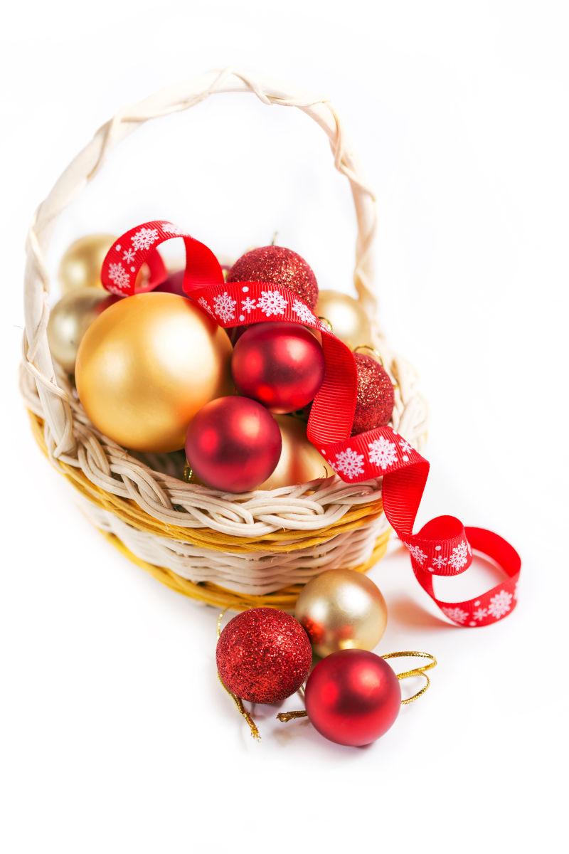 白色背景下的红色和金色的圣诞球