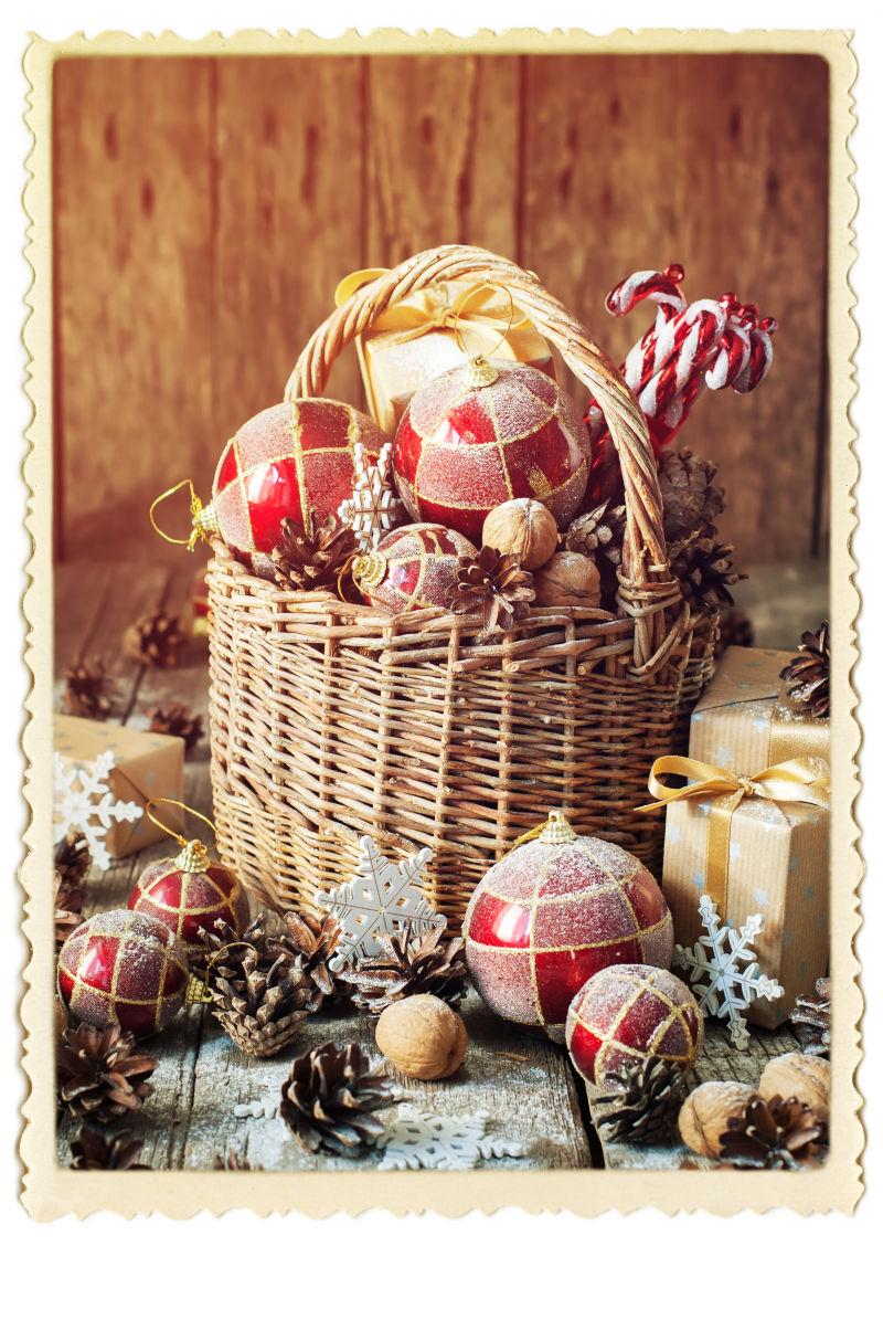 篮子里和周围的圣诞礼物