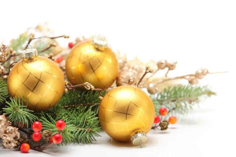 带杉木树枝的金色圣诞球