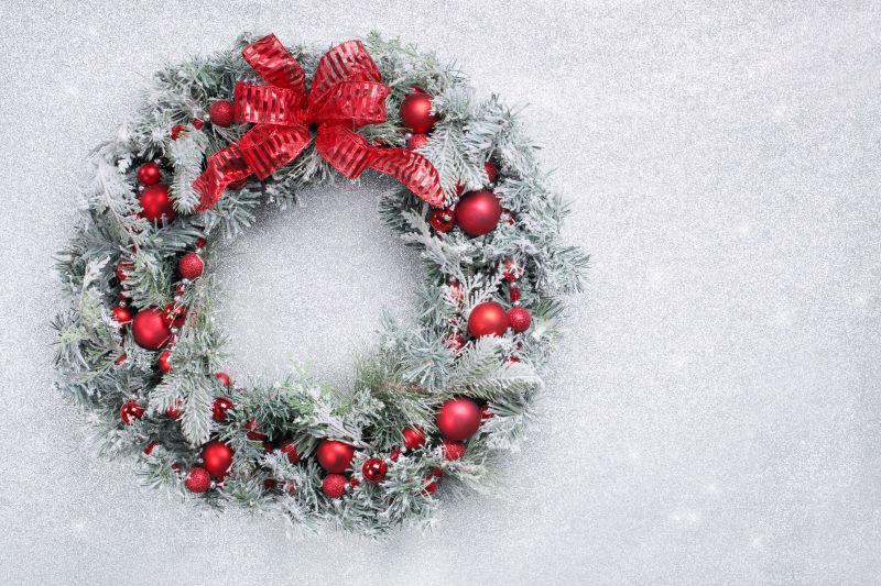 银色背景下的圣诞花环