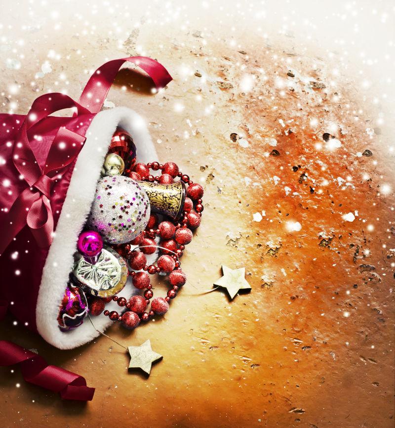 圣诞金光闪耀背景中红色珠链装饰