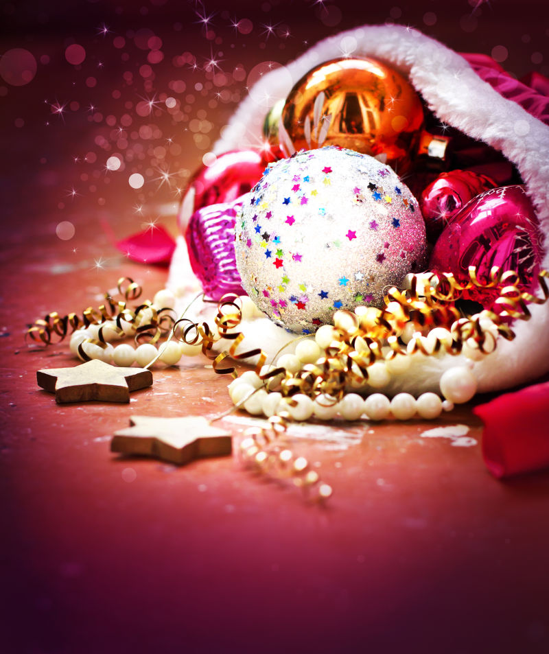 圣诞背景中红色口袋里装饰球