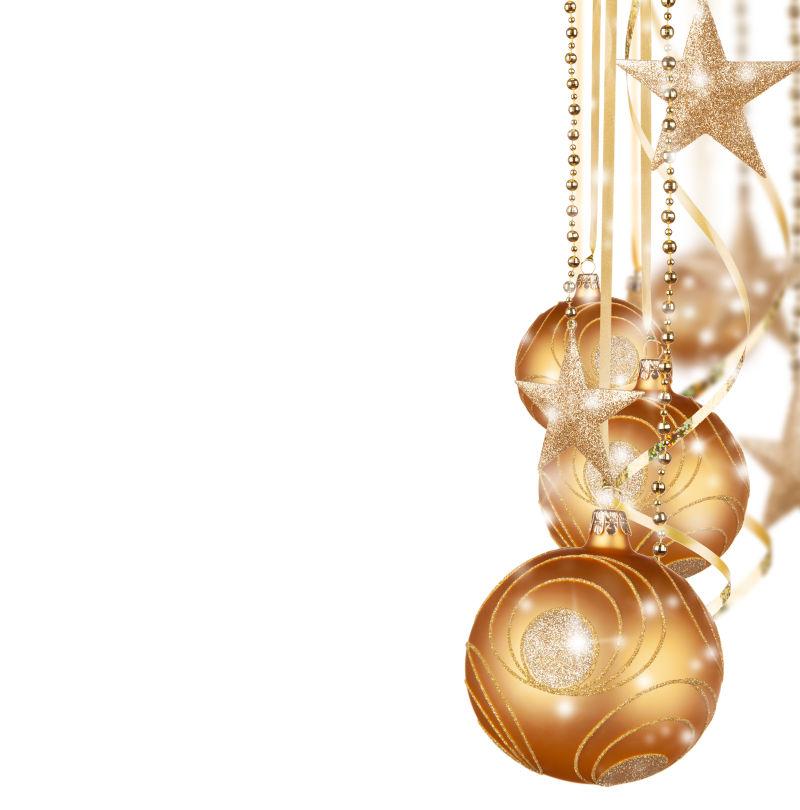 白色背景前的圣诞节装饰品