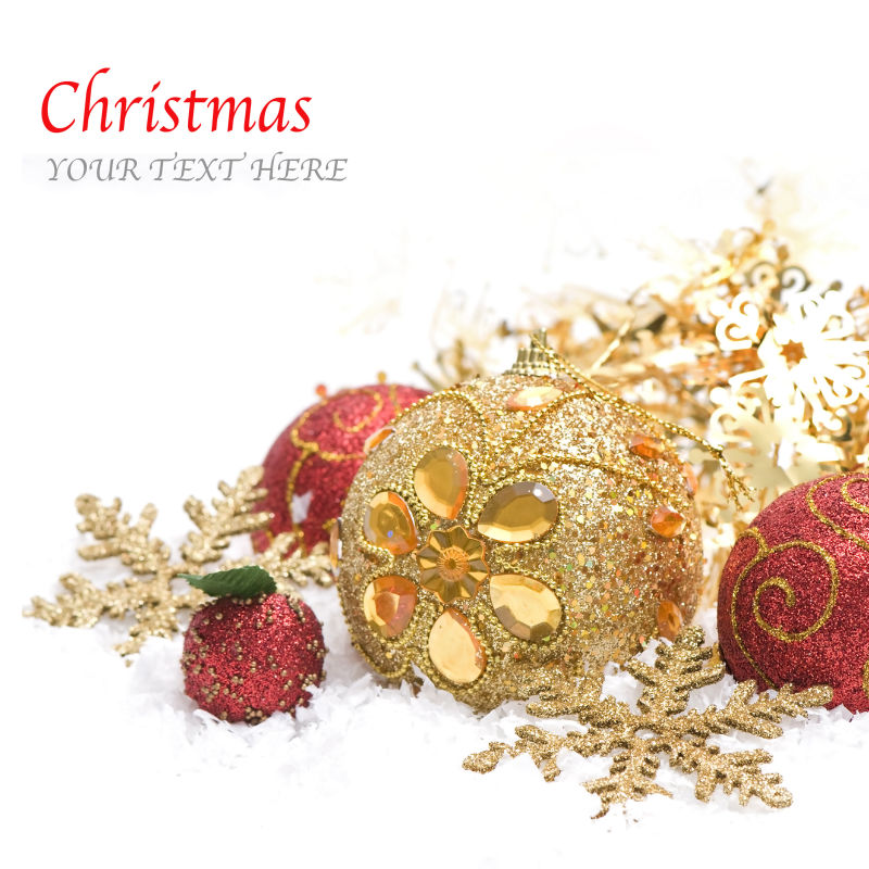 白色背景前的红色和金色圣诞装饰品