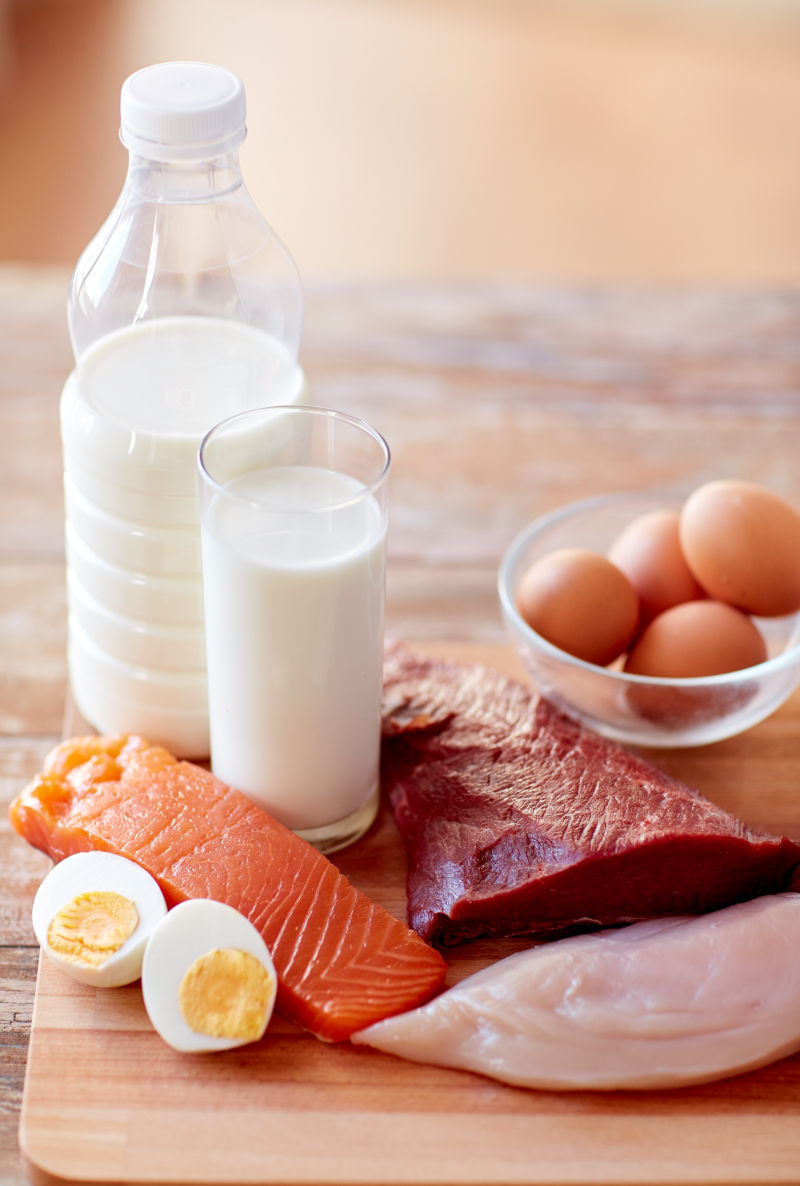 木桌子上的健康蛋白质牛奶鸡蛋饮食