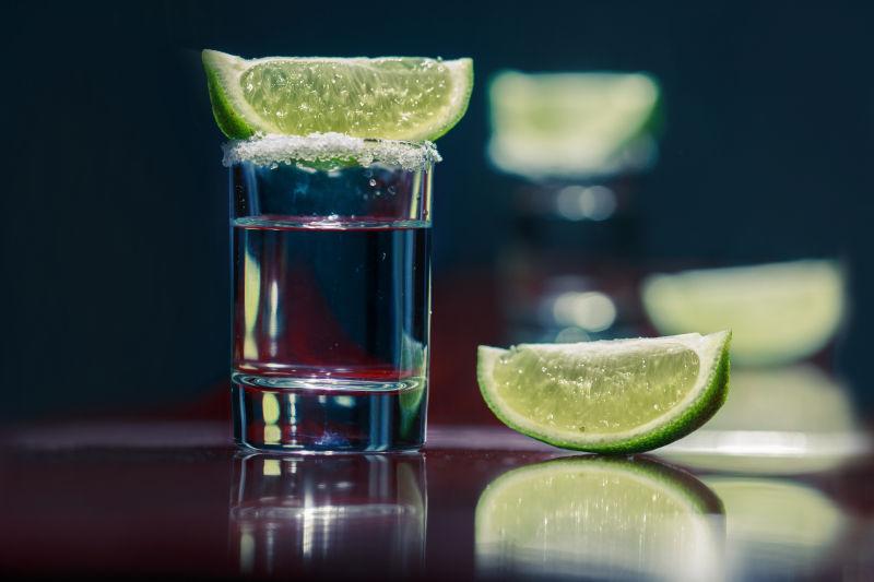 在酒吧背景下的玻璃杯装的龙舌兰酒