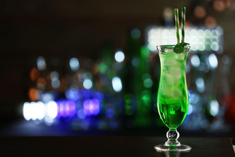 黑暗背景下的绿色鸡尾酒