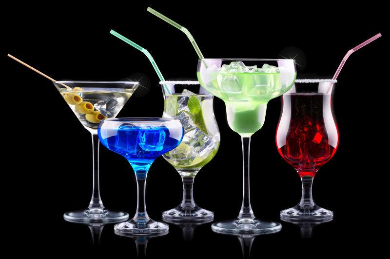 黑色背景下的浆果冷却器鸡尾酒