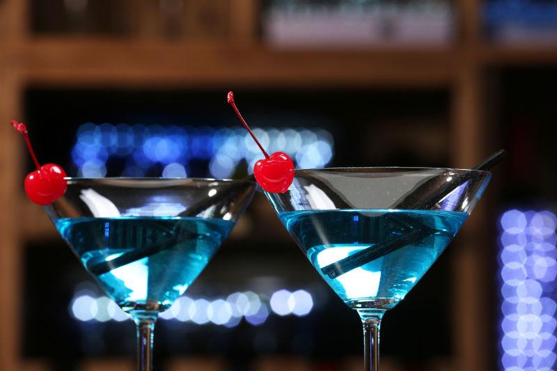 酒吧背景下的美味的鸡尾酒