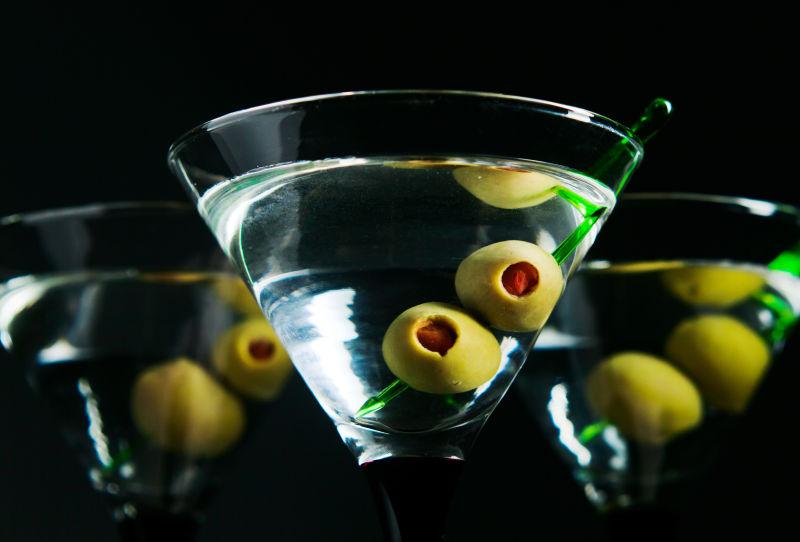 马蒂尼和橄榄绿的眼镜鸡尾酒