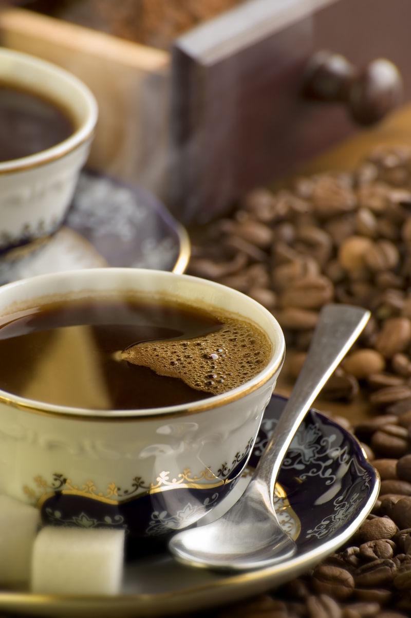 木桌上的热咖啡和咖啡豆