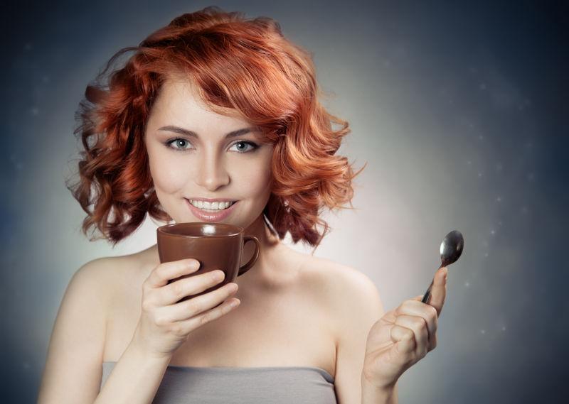 年轻漂亮女人喝咖啡