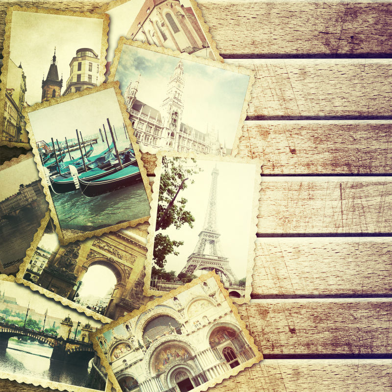 木桌上的旅游胜地相片