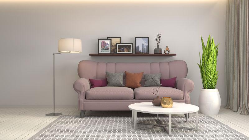 墙壁上架上摆放的相框