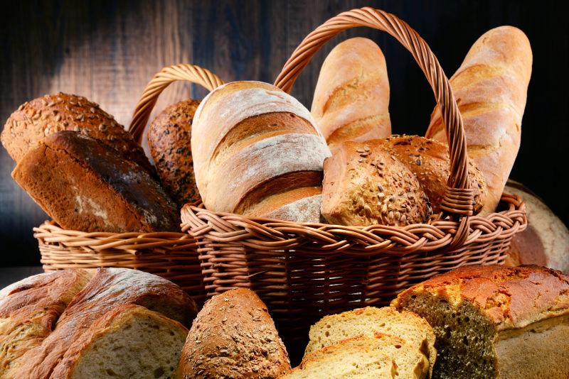 木篮子里的各种烘焙面包