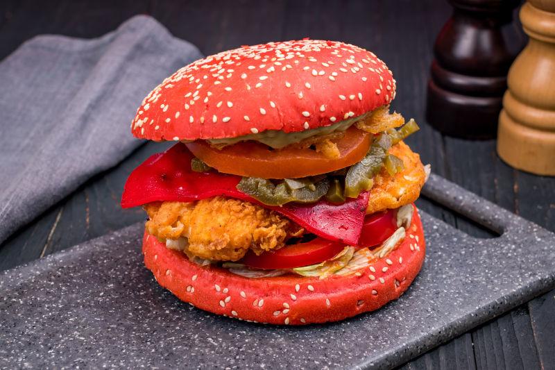 桌子上的红色汉堡