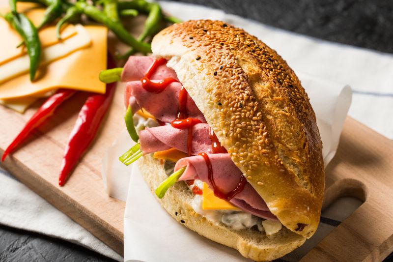 白纸上的培根汉堡