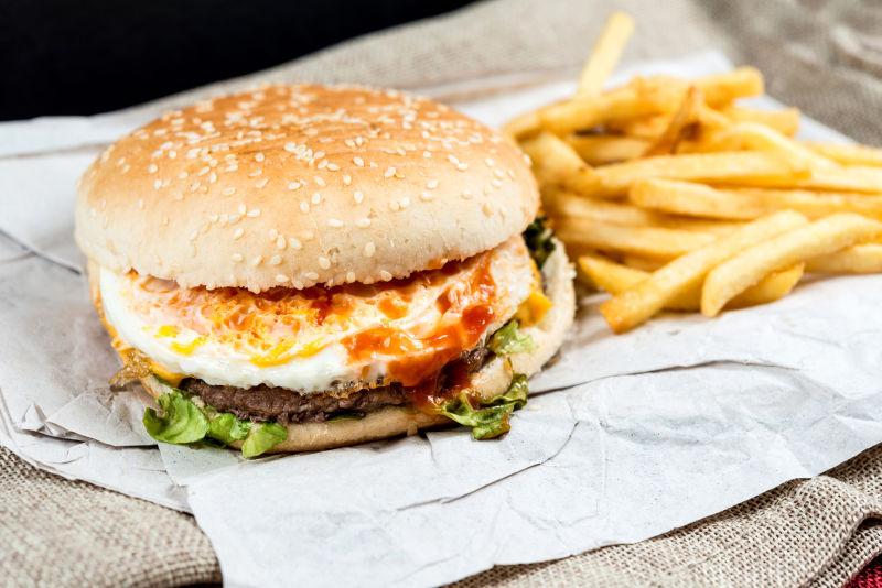 奶酪汉堡和薯条