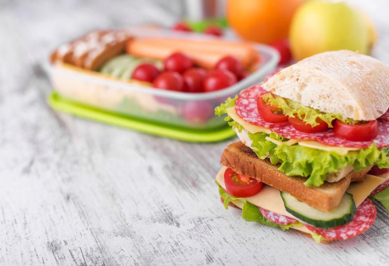 木桌上的蔬菜汉堡