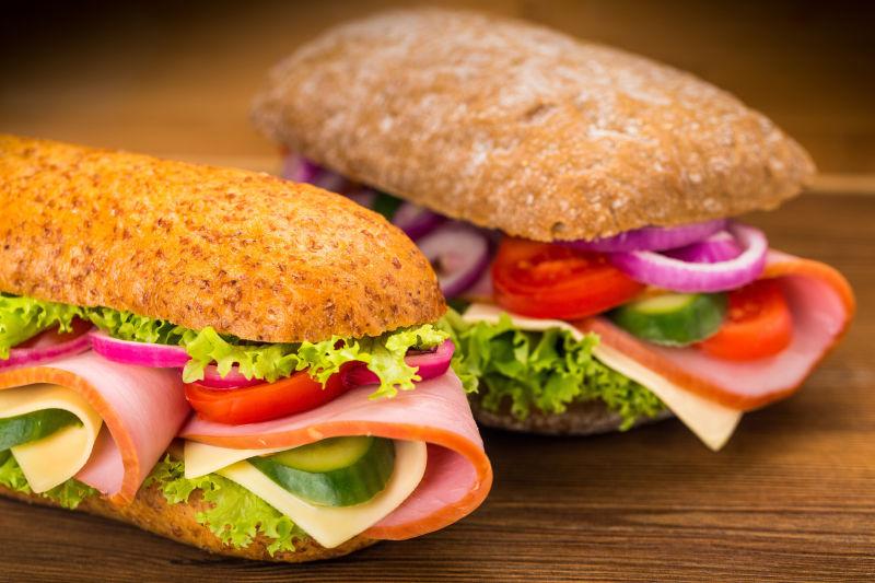 木桌面上的培根三明治