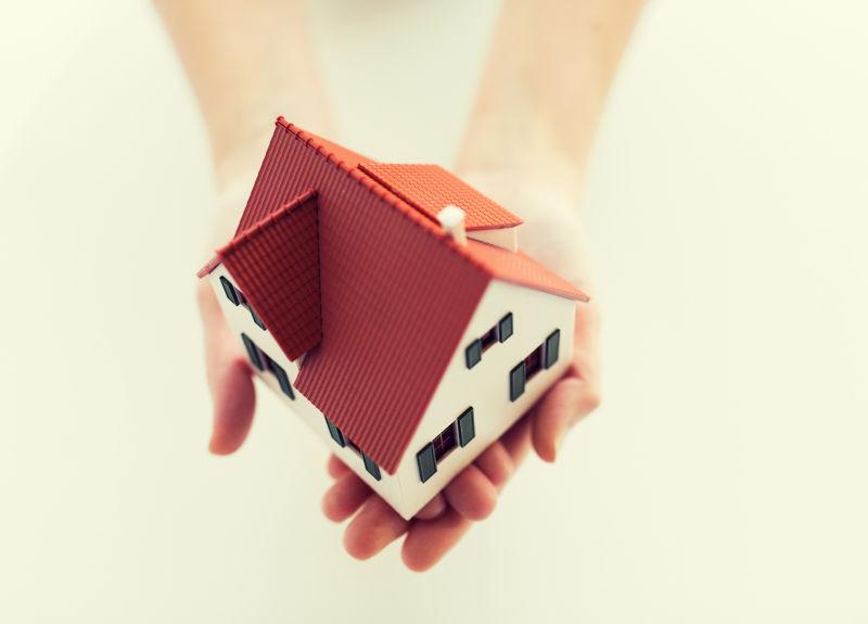 女人手心上的房屋模型