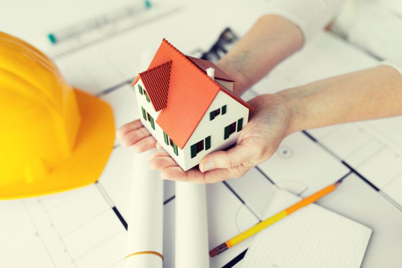 捧着房屋模型的设计师