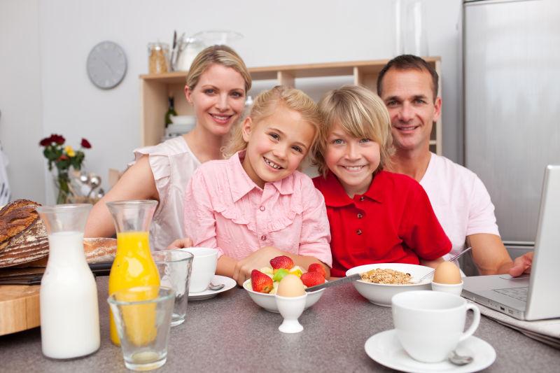 在厨房里一起吃早餐的快乐家庭