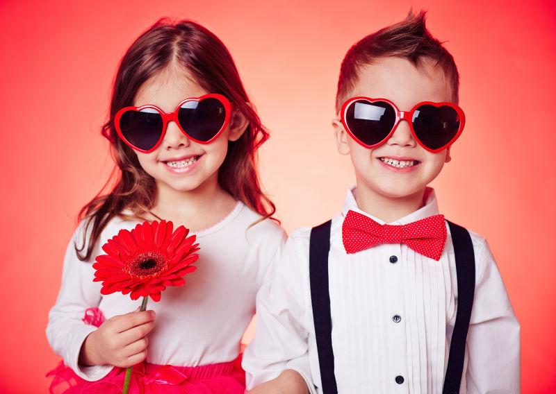 戴太阳镜的时尚儿童肖像