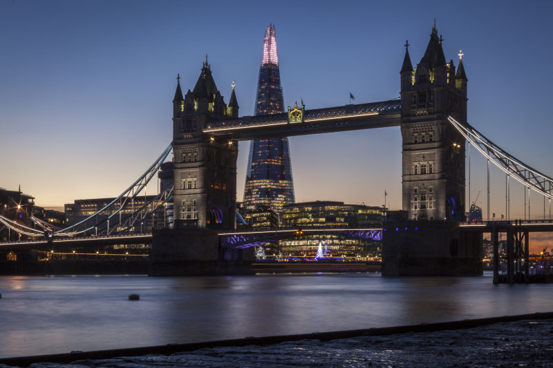 塔桥和伦敦碎片在夜晚或日落