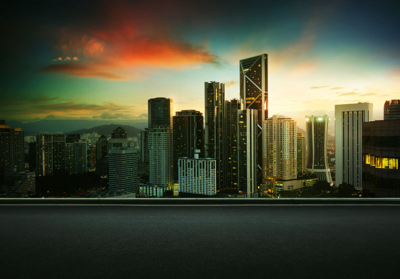 柏油路边有美丽的吉隆坡城市天际线