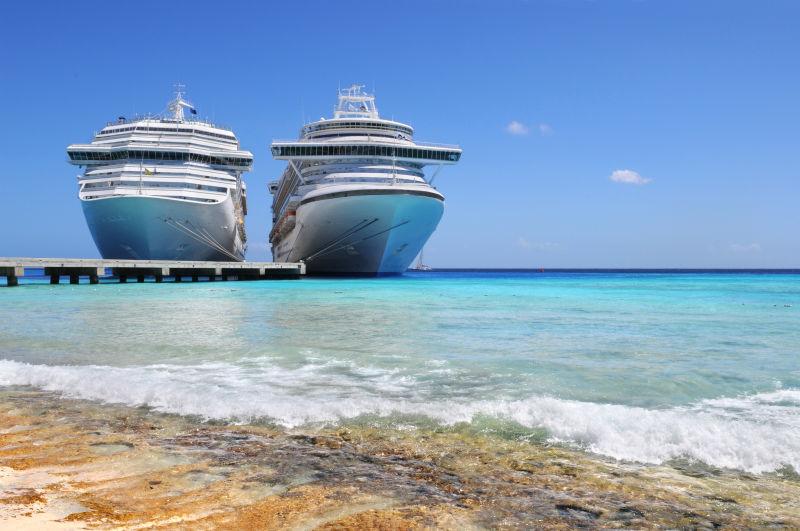 游轮停靠在英国西部的凯科斯岛