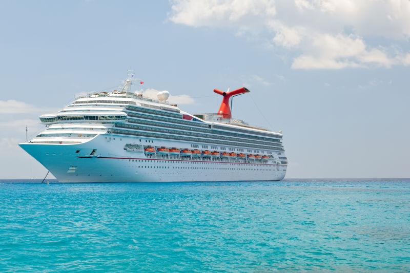停泊在开曼群岛的豪华游轮