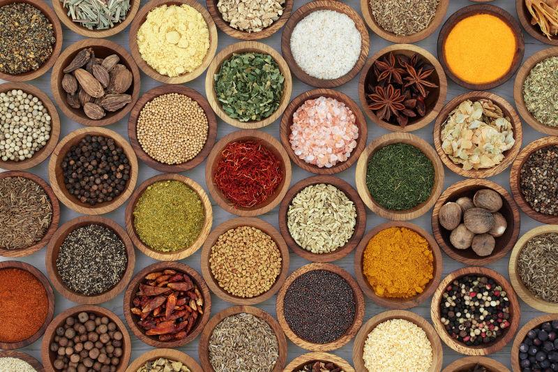 木制碗中的香料和草本调味料