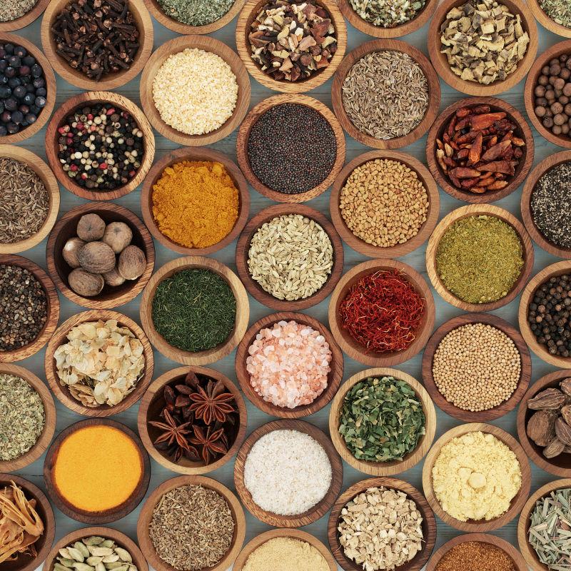 木制碗中的香料调味料