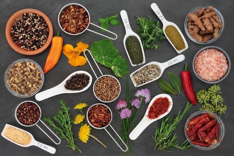 石板背景中新鲜的香料调味料