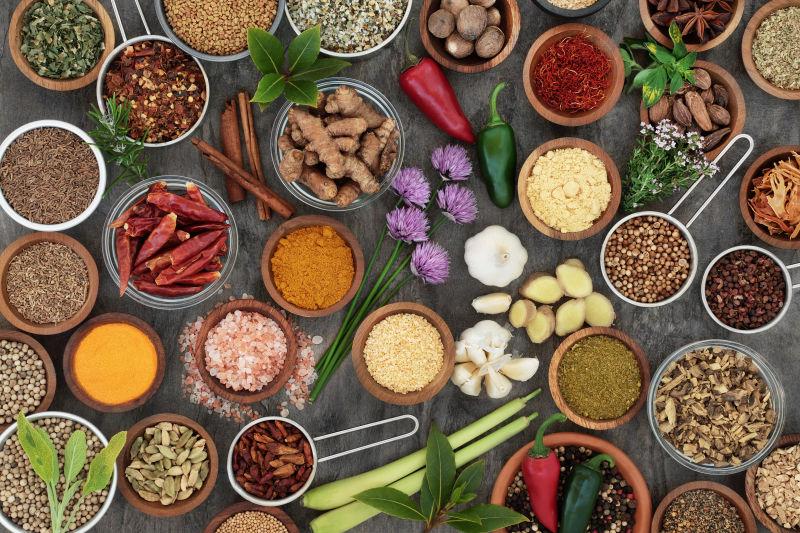 香料调味料在木制碗中