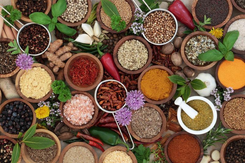 五颜六色的各种香料调料