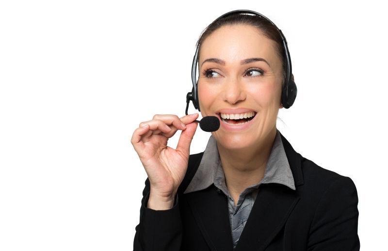 白色背景下带着黑色耳机的呼叫中心女客服