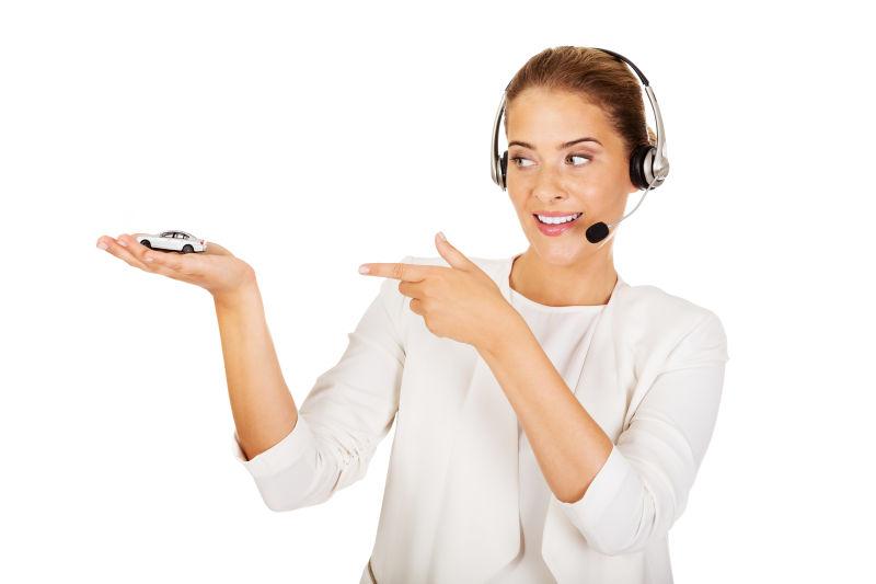 白色背景下手心托着玩具汽车的美女客服