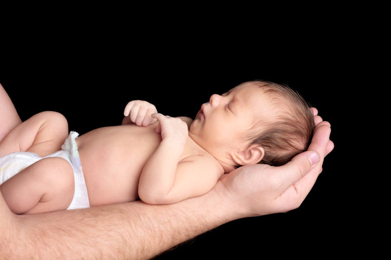 被父亲抱在手中的宝宝