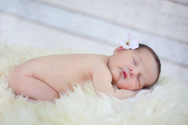 趴在毛皮上睡觉的婴儿