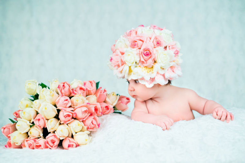 戴着花帽的宝宝