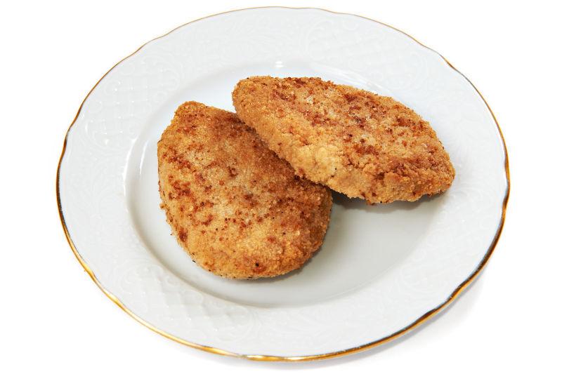 盘子里的两块肉排