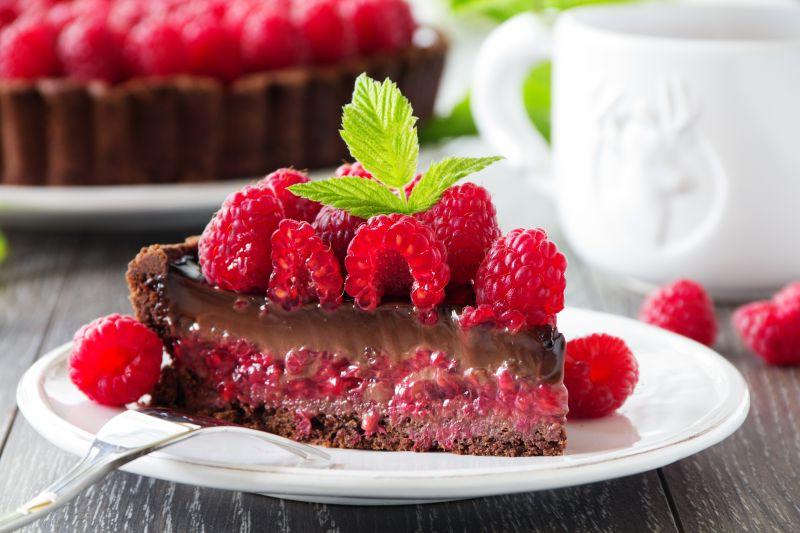 盘子中的巧克力挞和新鲜树莓