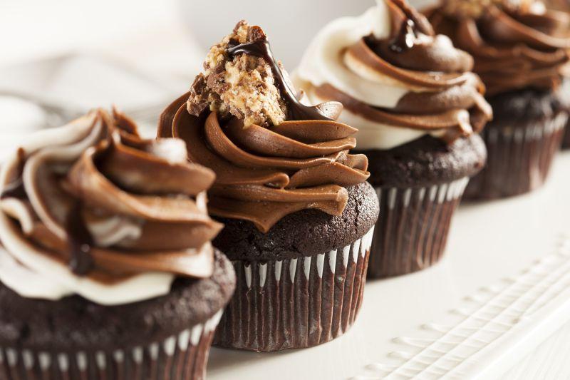 自制的巧克力蛋糕和巧克力糖