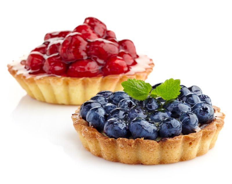 白色背景下的两种浆果馅饼